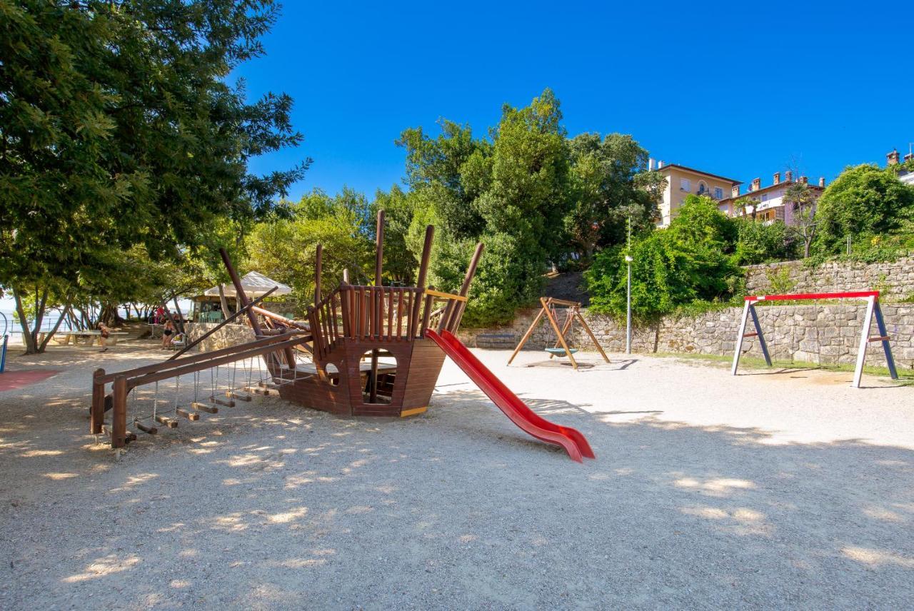 Villa Clara Lovran Exteriör bild